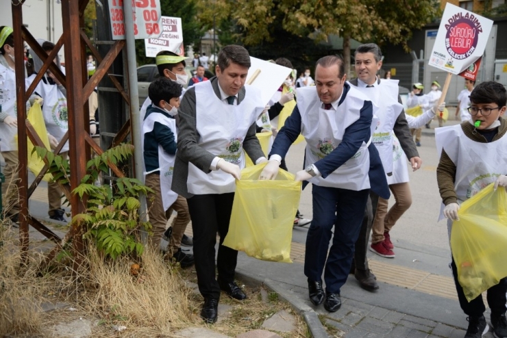 Pursaklar’da Öğrenciler Sokakları Temizledi