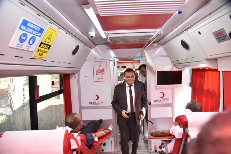 Başkan Şahin, Kızılay Kan Bağışı Aracını Ziyaret Etti