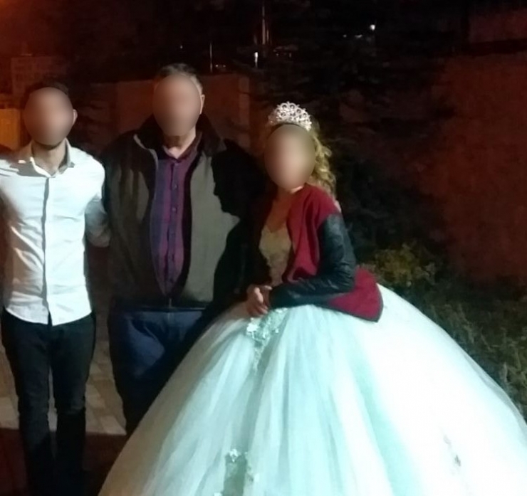 Çocuk Gelin Ve Damat Önce Karşılıklı Göbek Attı, Sonra Pencereden Kaçtı