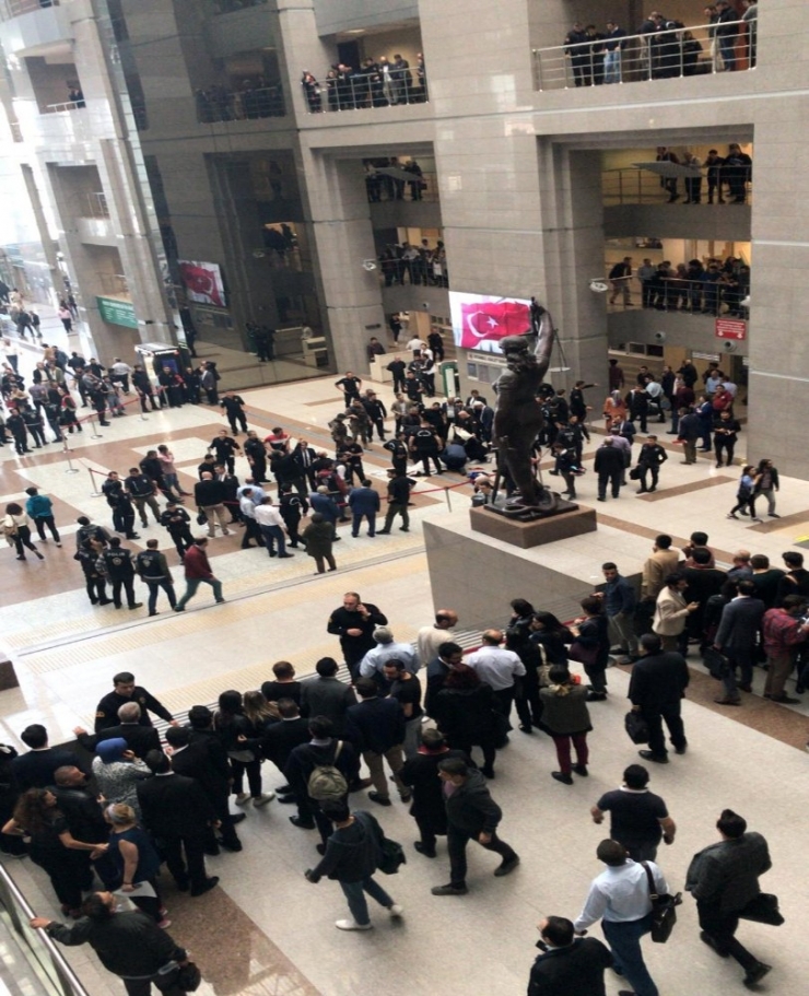 İstanbul Adalet Sarayı’nda İntihar Şoku