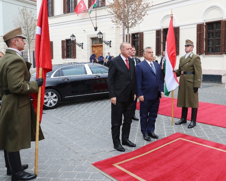 Cumhurbaşkanı Erdoğan, Macaristan’da Resmi Törenle Karşılandı