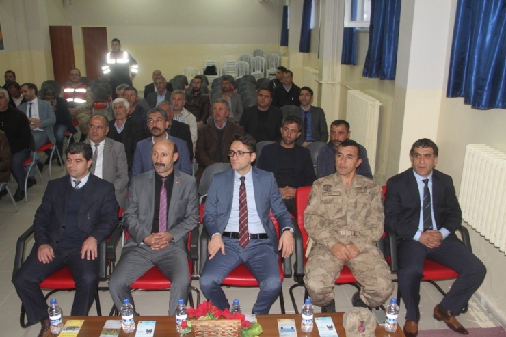 Jandarma, Traktör Sürücülerini Bilgilendirip Reflektör Taktı