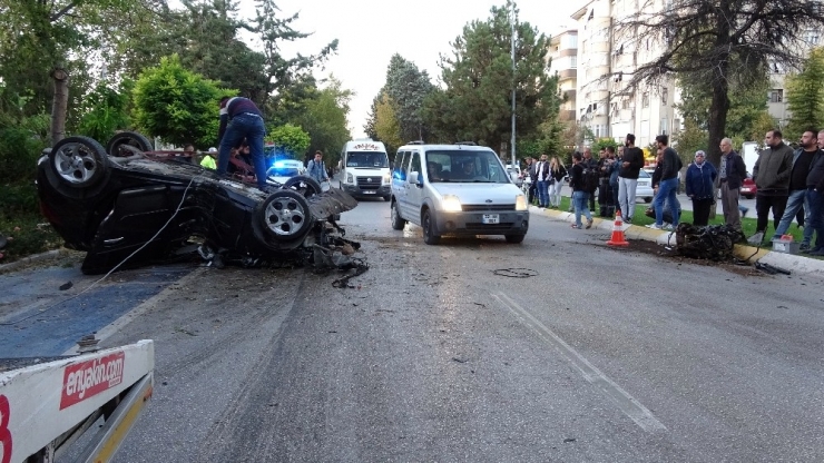 Ortalığın Savaş Alanına Döndüğü Kazadan Sürücü Yaralı Kurtuldu