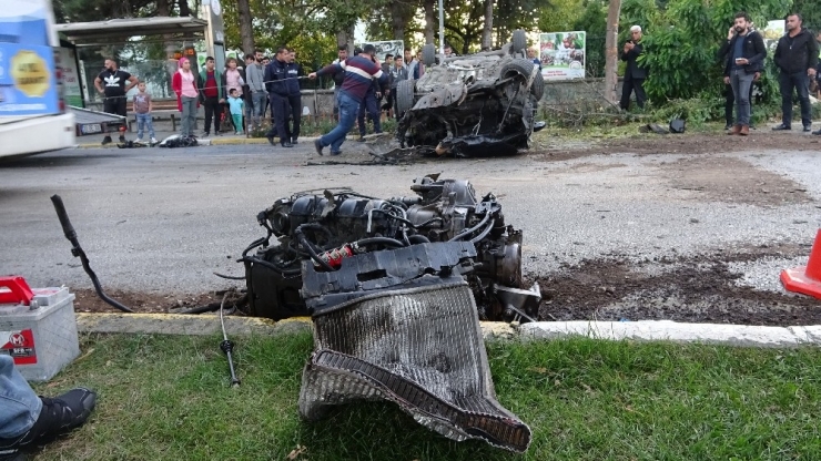 Ortalığın Savaş Alanına Döndüğü Kazadan Sürücü Yaralı Kurtuldu