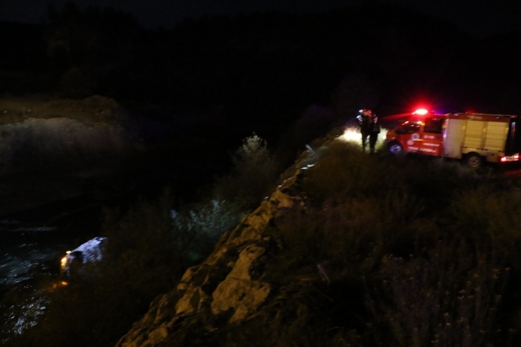 Kontrolden Çıkan Otomobil Irmağa Uçtu: 2 Yaralı