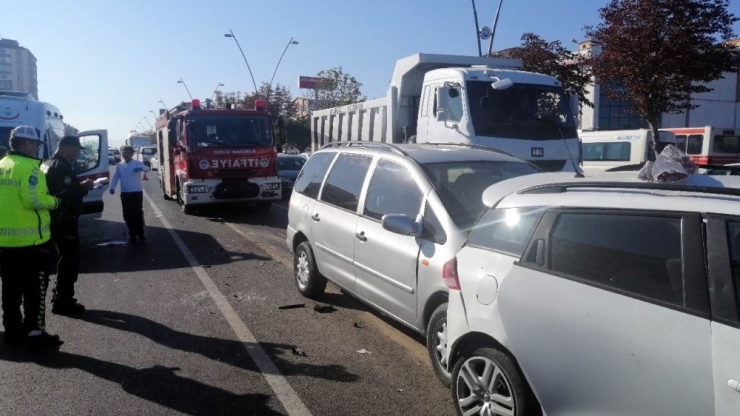 Kayseri’de 4 Aracın Karıştığı Zincirleme Trafik Kazası: 5 Yaralı