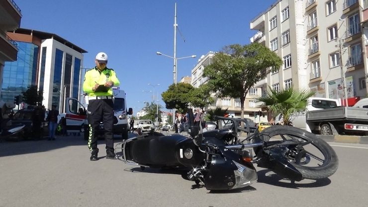 Otomobil İle Motosiklet Çarpıştı: 2 Yaralı