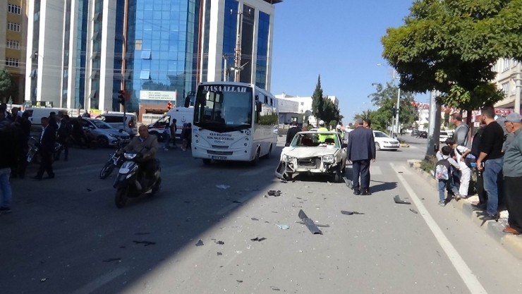 Otomobil İle Motosiklet Çarpıştı: 2 Yaralı