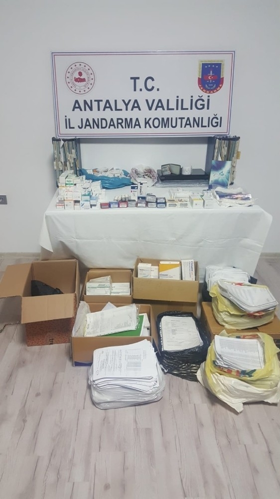 Para Karşılığı Uyuşturucu Hap Satan Ve Turistlere Sahte Rapor Düzenleyen Doktor Yakalandı