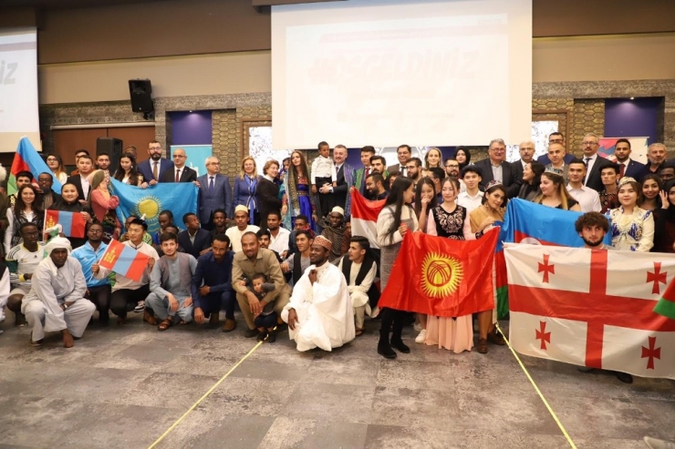 Yabancı Öğrenciler, İstiklal Marşı Okudu