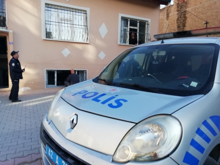 Annesinin Kolunu Kesip Kendini Eve Kilitledi