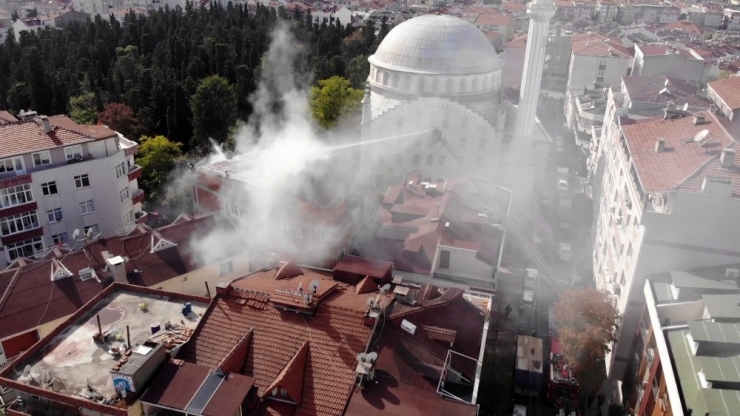 Küçükçekmece’de Bir Binada Çıkan Yangın Paniğe Neden Oldu