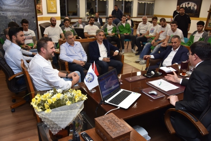 Nazilli Belediyespor Erkek Basketbol Takımı Galibiyet Sevincini Paylaştı