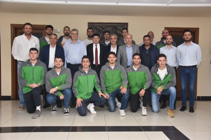 Nazilli Belediyespor Erkek Basketbol Takımı Galibiyet Sevincini Paylaştı