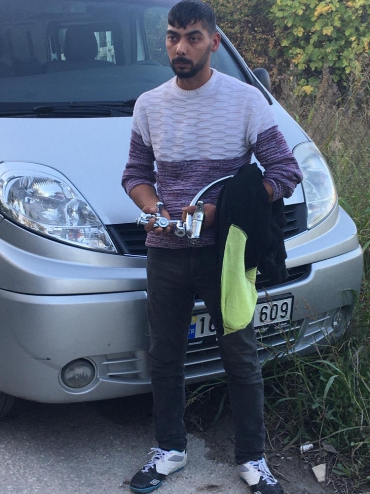 Cami Musluklarını Çaldı, Cemaate Yakalandı