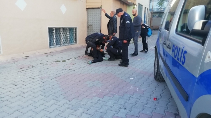 Annesinin Kolunu Kesip Kendini Eve Kilitledi