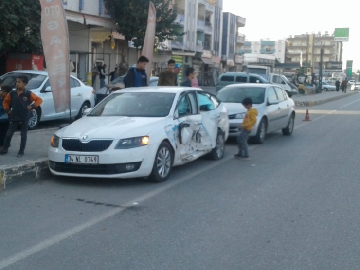 Otomobille Kamyonet Çarpıştı: 1 Yaralı