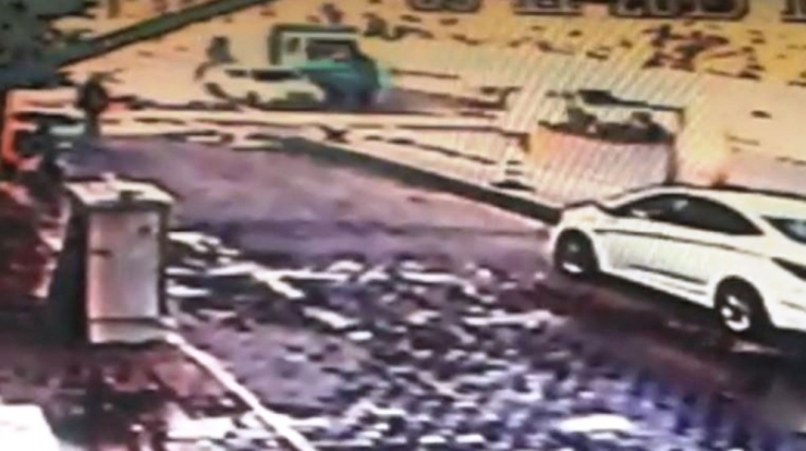 Otomobille Kamyonet Çarpıştı: 1 Yaralı