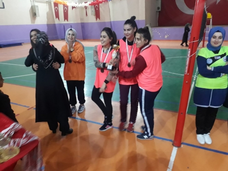 Sarıkamış’ta Sultanlara Kupa Ve Madalya Verildi