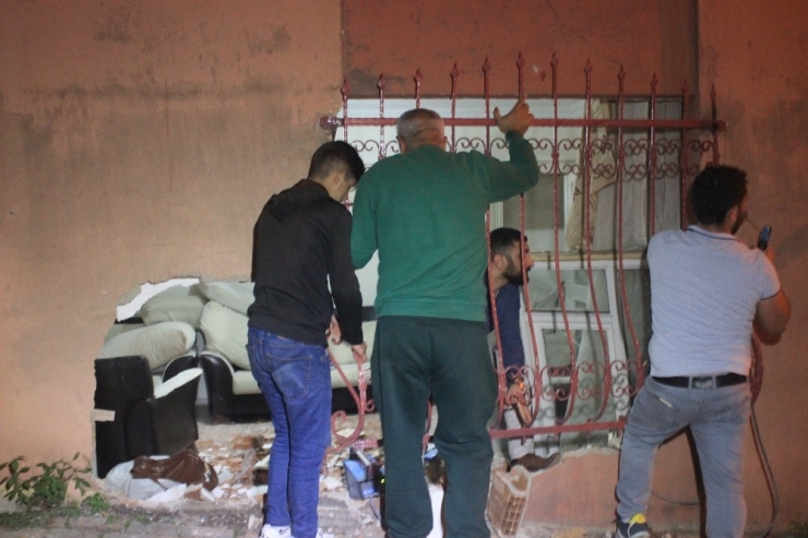 Şişli’de Kontrolden Çıkan Araç, Evin Salonuna Girdi