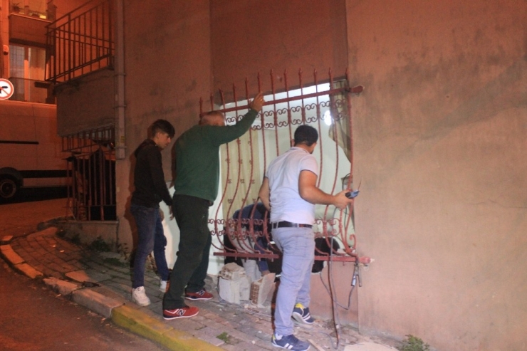 Şişli’de Kontrolden Çıkan Araç, Evin Salonuna Girdi