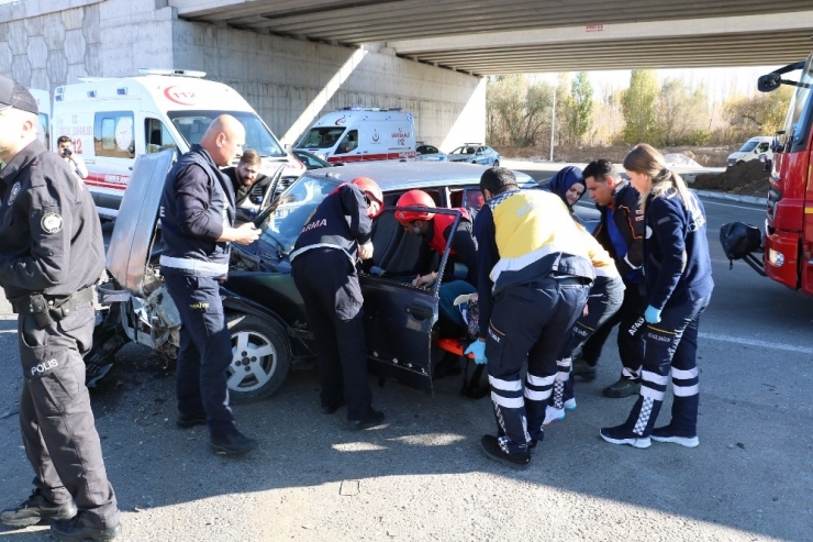 Sivas’ta Trafik Kazası: 2 Yaralı