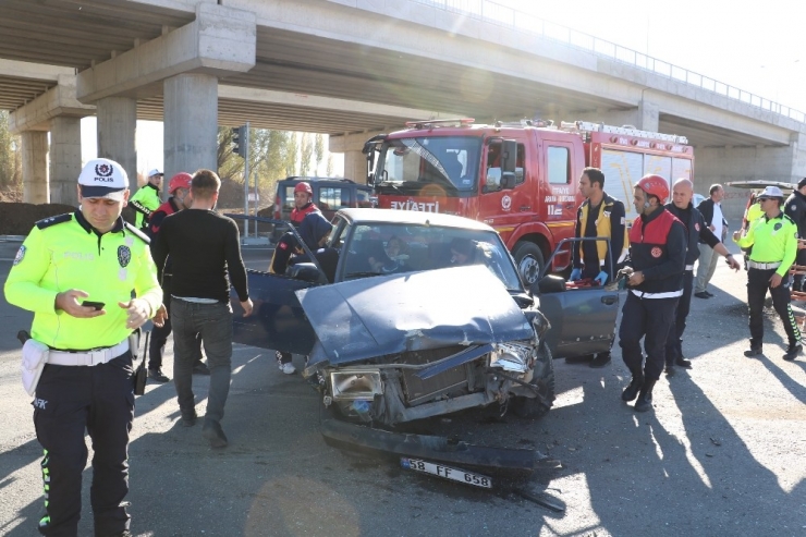 Sivas’ta Trafik Kazası: 2 Yaralı