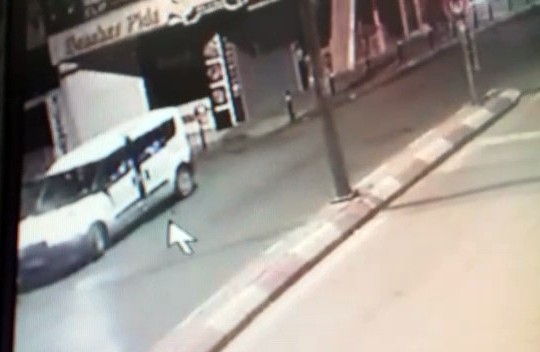 Kadının Yola Düşürdüğü Telefonu Kamyonetten İnip Böyle Aldı