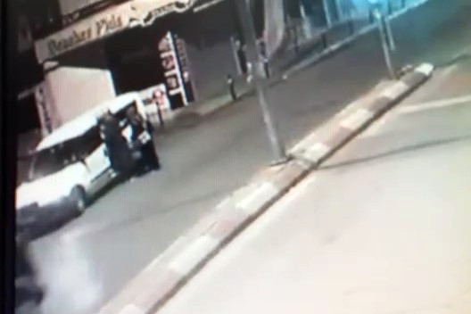 Kadının Yola Düşürdüğü Telefonu Kamyonetten İnip Böyle Aldı