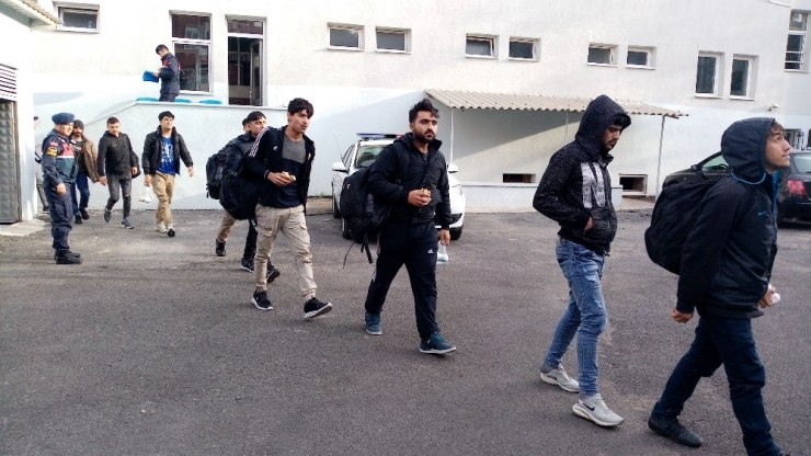 Panelvan Kamyonetten 30 Kaçak Göçmen Çıktı