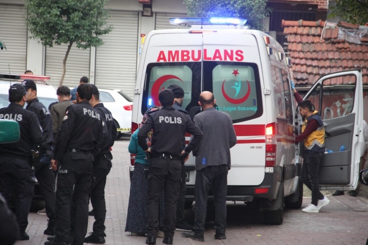 Zeytinburnu’nda Cinnet Geçiren Baba Dehşet Saçtı; 3 Yaralı