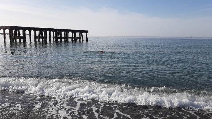 Soğuğa Aldırmadan Denize Girdiler