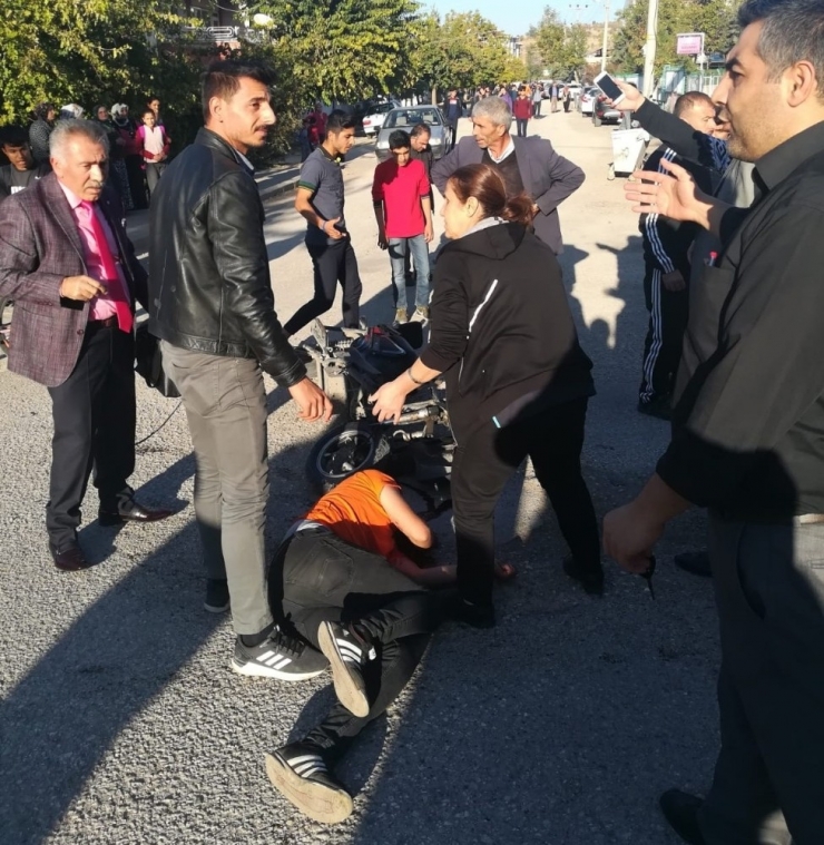 Minibüsle Çarpışan Elektrikli Bisiklet Sürücüsü Ağır Yaralandı