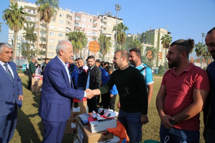 Akdeniz Belediyesi’nden Amatör Spor Kulüplerine Malzeme Desteği