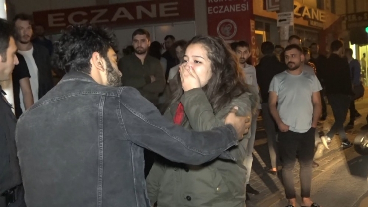 Motosiklet İle Otomobil Çarpıştı: 2 Yaralı... Kendilerine Çarpan Aracı Tekmeledi