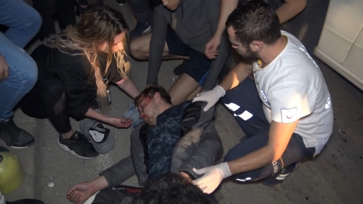 Motosiklet İle Otomobil Çarpıştı: 2 Yaralı... Kendilerine Çarpan Aracı Tekmeledi