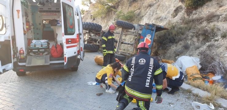 Tarım İşçilerini Taşıyan Traktör Devrildi: 9 Yaralı