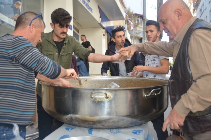 Esnaftan Kandil Helvası İkramı