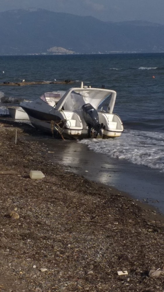 Yurt Dışına Gitmek İçin Sürat Teknesi Çaldılar