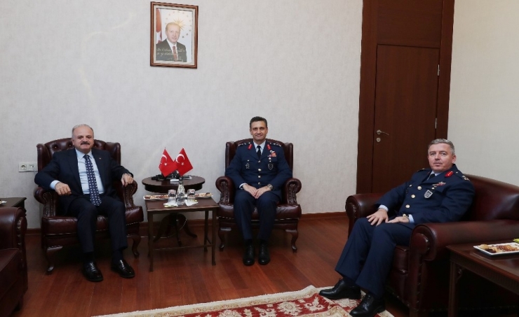 Komutanlar Vali Çakacak’ı Ziyaret Etti