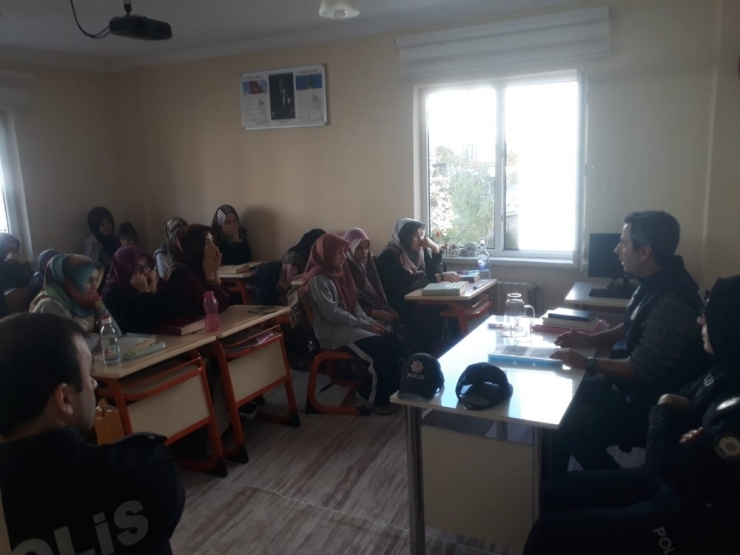 Kitle İletişim Araçları Hakkında Seminer Verildi