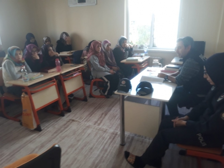 Kitle İletişim Araçları Hakkında Seminer Verildi