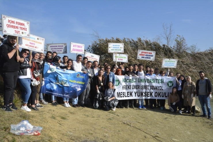 Üniversiteli Öğrencileri Çevre Temizliği Yaptı