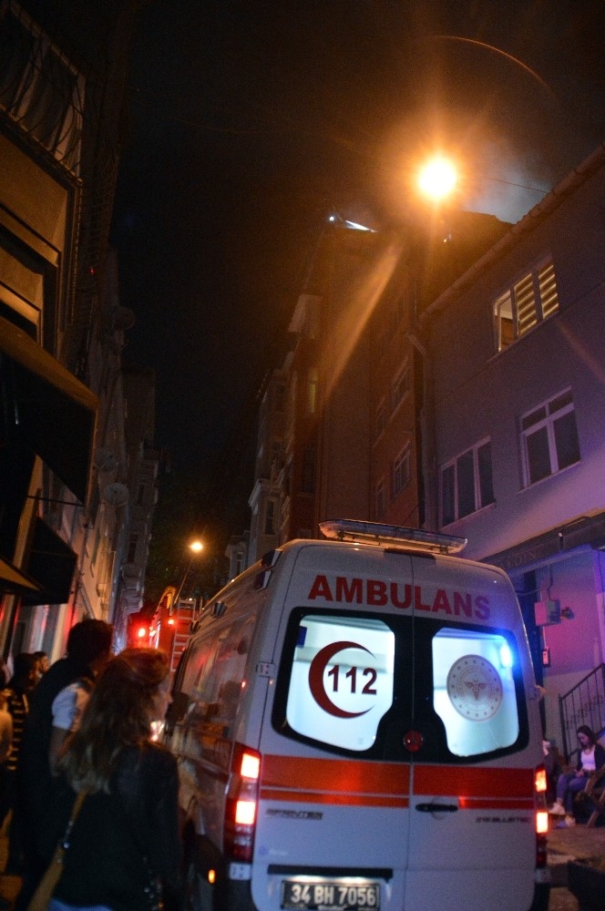 Taksim’de 6 Katlı Bir Binanın Çatısı Alev Alev Yandı