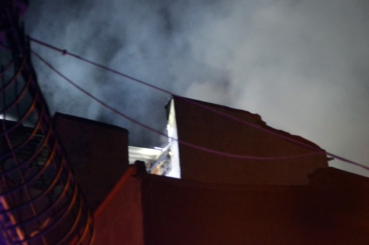 Taksim’de 6 Katlı Bir Binanın Çatısı Alev Alev Yandı