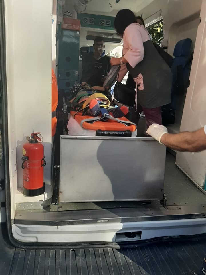 Minibüs Elektrik Direğine Çarptı: 2 Yaralı