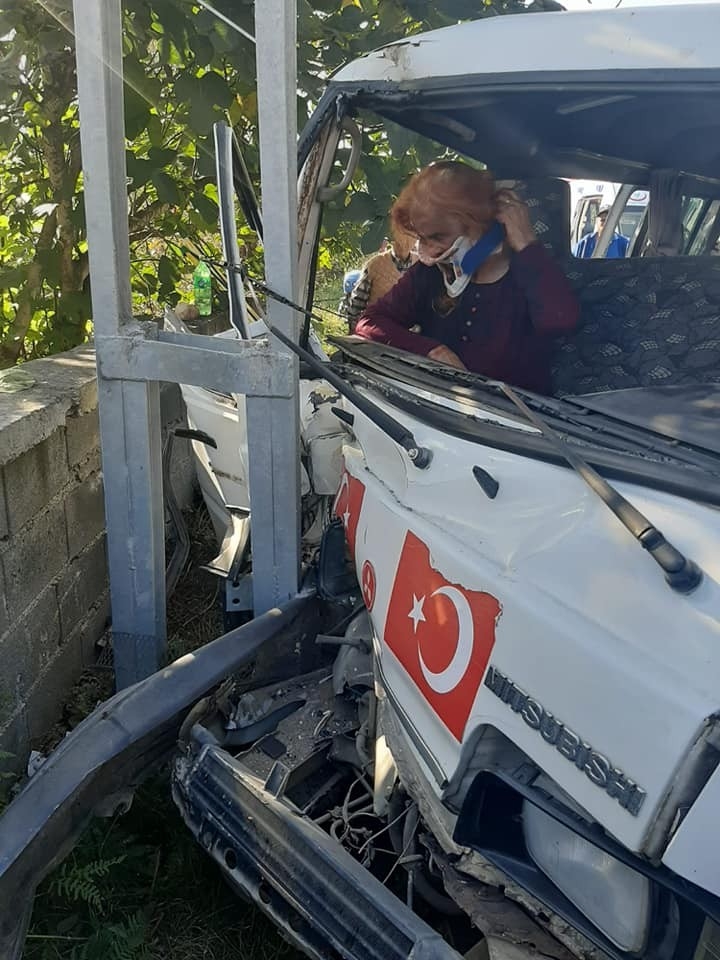 Minibüs Elektrik Direğine Çarptı: 2 Yaralı