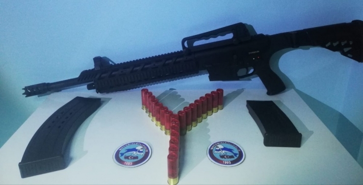 Ruhsatsız Tüfek Ve Tabanca Ele Geçirildi