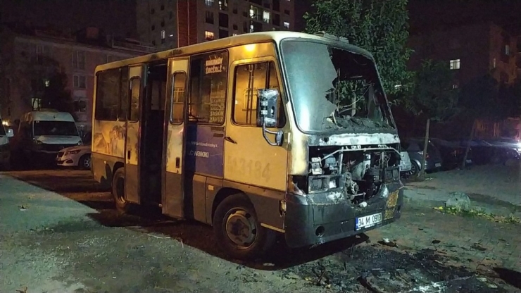 Sokakta Park Halindeki Minibüs Alev Alev Yandı
