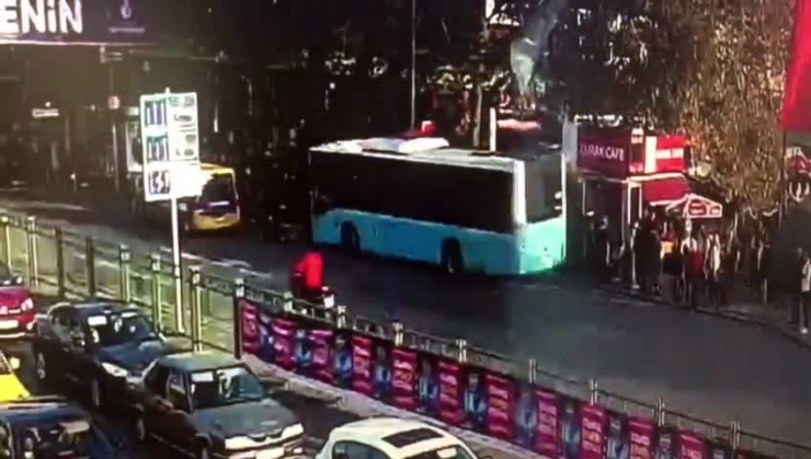 Beşiktaş’ta Otobüsün Durağa Daldığı Dehşet Anları Kamerada